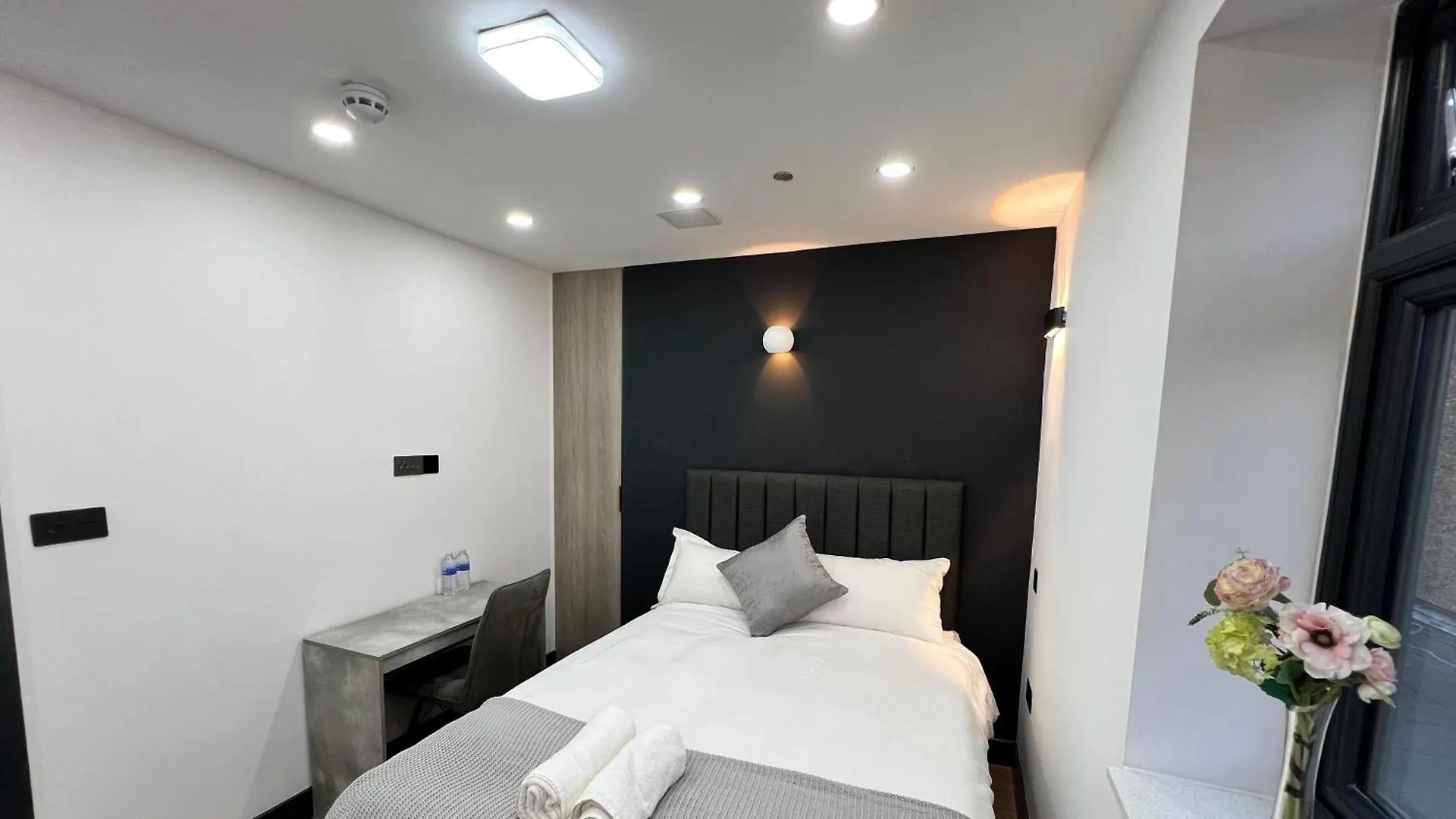 Thandi House Heathrow Airport Ashford  Guest house Ashford (Surrey)