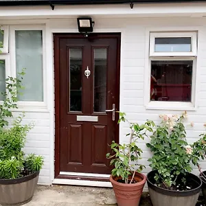 Mon Repos Heathrow: Cozy With Garden, Netflix & Nearby Amenities Guest house