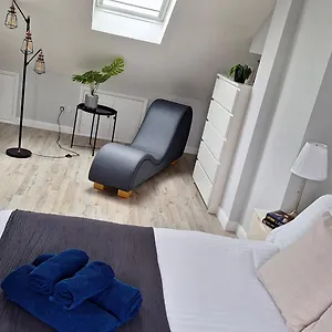 New 2 Bedrooms With Private Ensuite Bathrooms Near Heathrow Homestay